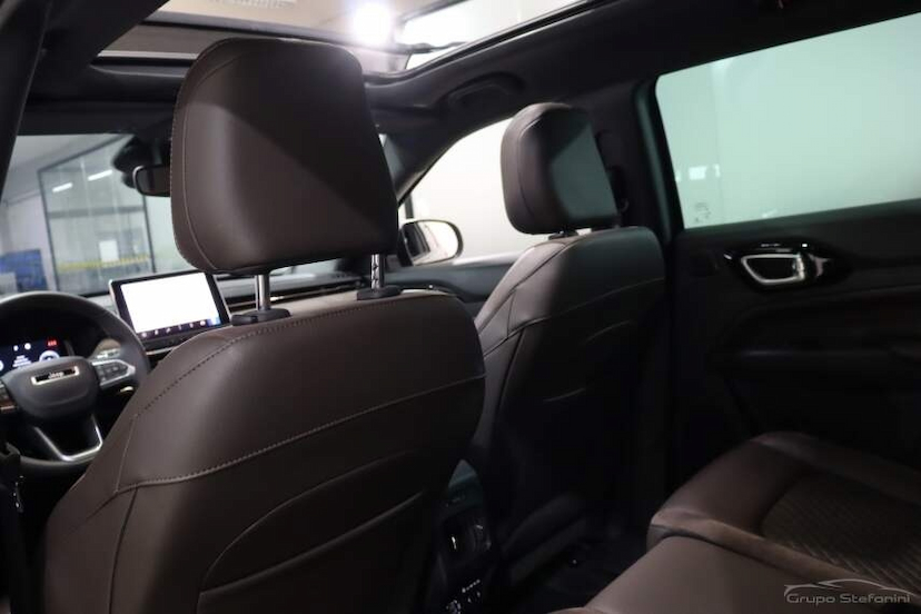 Foto do veículo JEEP COMMANDER 2.0 TD380 TURBO DIESEL OVERLAND AT9 2023 45.073 KM 204.990,00