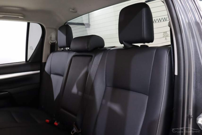 Foto do veículo TOYOTA HILUX 2.8 D-4D TURBO DIESEL CD SRX 4X4 AUTOMÁTICO 2022 84.402 KM 242.990,00
