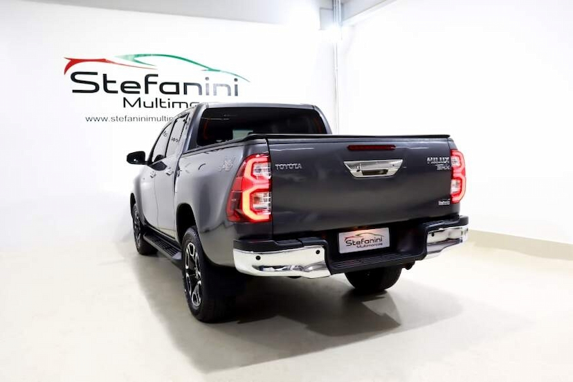 Foto do veículo TOYOTA HILUX 2.8 D-4D TURBO DIESEL CD SRX 4X4 AUTOMÁTICO 2022 84.402 KM 242.990,00