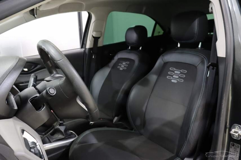 Foto do veículo CHEVROLET ONIX 1.4 MPFI LT 8V FLEX 4P MANUAL 2019 88.081 KM 59.990,00