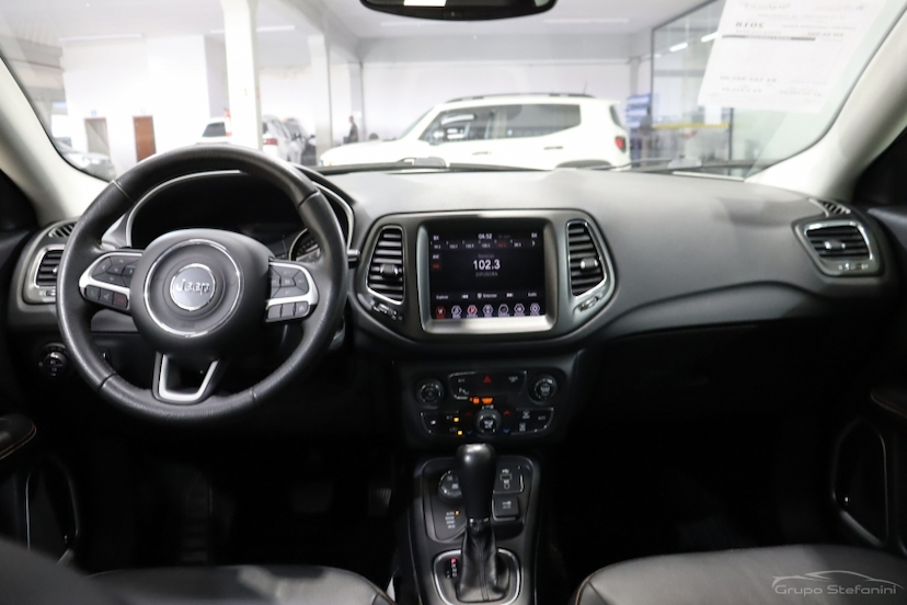 Foto do veículo JEEP COMPASS 2.0 16V DIESEL LONGITUDE 4X4 AUTOMÁTICO 2018 68.913 KM 101.990,00