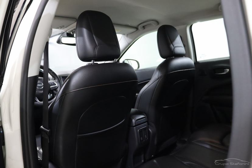 Foto do veículo JEEP COMPASS 2.0 16V DIESEL LONGITUDE 4X4 AUTOMÁTICO 2018 68.913 KM 101.990,00