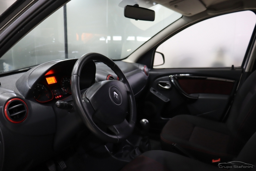 Foto do veículo RENAULT SANDERO 1.6 STEPWAY 8V FLEX 4P MANUAL 2014 83.647 KM 41.990,00