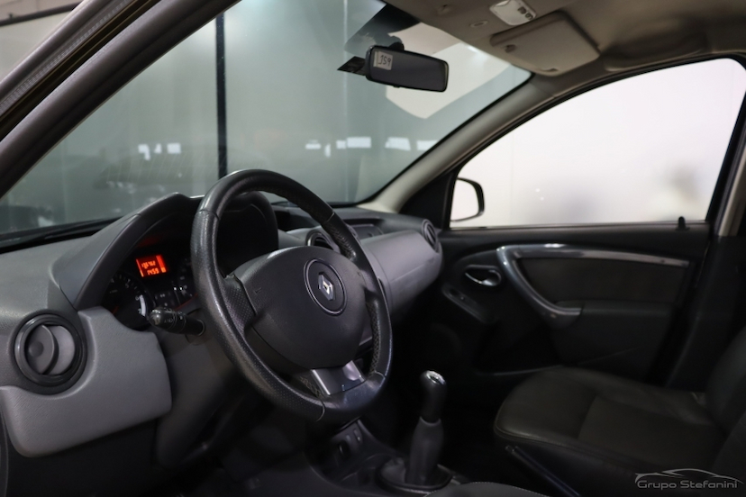 Foto do veículo RENAULT DUSTER 1.6 TECH ROAD 4X2 16V FLEX 4P MANUAL 2014 136.762 KM 53.990,00