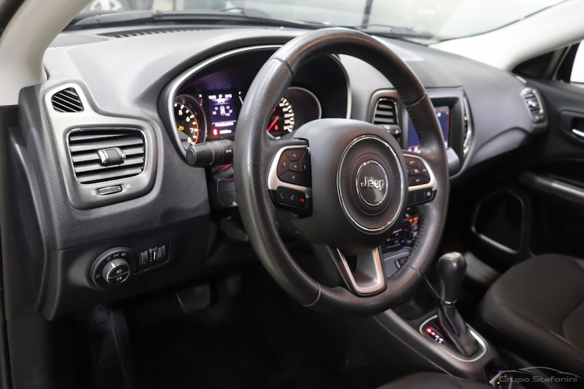 Foto do veículo JEEP COMPASS 2.0 16V FLEX SPORT AUTOMÁTICO 2018 51.600 KM 84.990,00