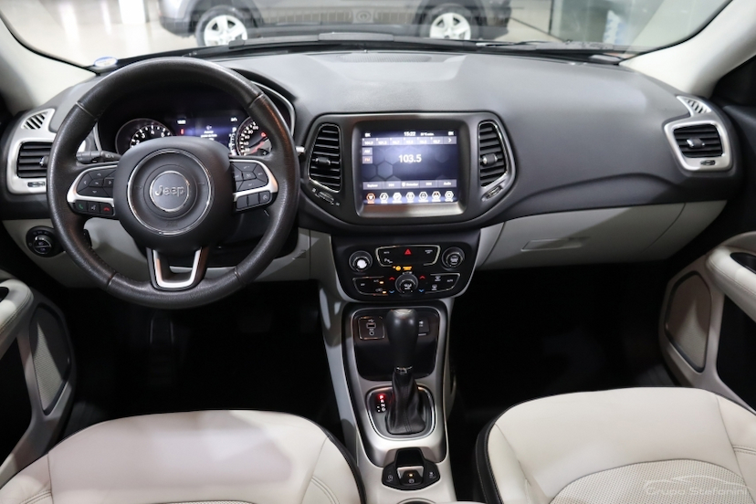 Foto do veículo JEEP COMPASS 2.0 16V FLEX LONGITUDE AUTOMÁTICO 2019 54.685 KM 94.990,00
