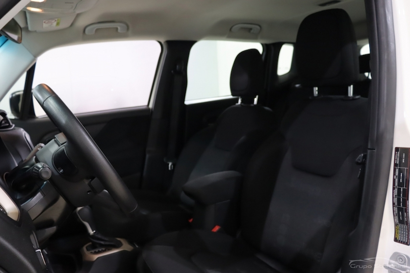 Foto do veículo JEEP RENEGADE 1.8 16V FLEX 4P AUTOMÁTICO 2018 42.174 KM 69.990,00