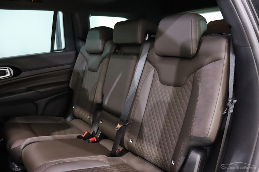 Foto do veículo JEEP COMMANDER 2.0 TD380 TURBO DIESEL OVERLAND AT9 2022 32.526 KM 187.990,00
