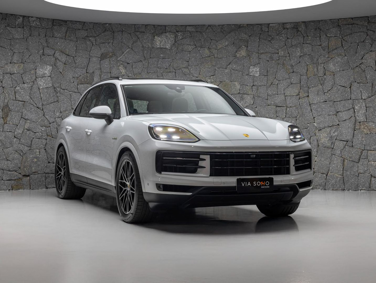 Foto do veículo PORSCHE CAYENNE  PHEV 2024/2024 8.486 KM R$ 724.000,00
