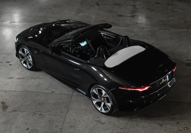 Foto do veículo JAGUAR F-TYPE  300RD CB 2023 4.007 KM 459.000,00