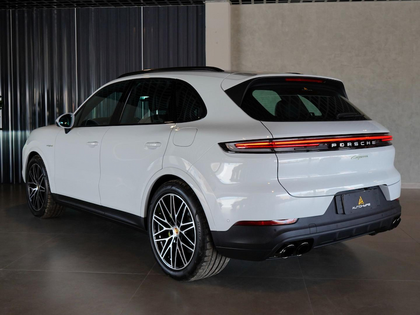 Foto do veículo PORSCHE CAYENNE PHEV 2024 2.458 KM 809.000,00