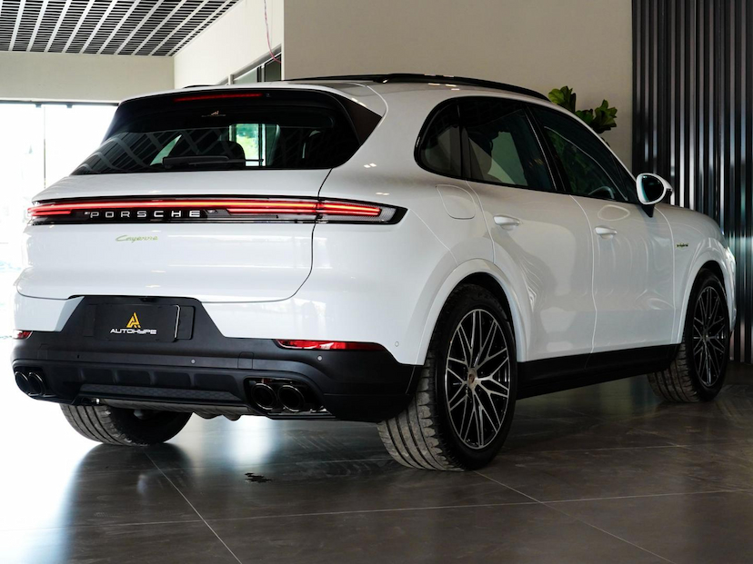 Foto do veículo PORSCHE CAYENNE PHEV 2024 2.458 KM 809.000,00