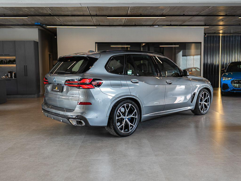 Foto do veículo BMW X5  XDRIVE50E MSP 2024 21.302 KM 599.000,00