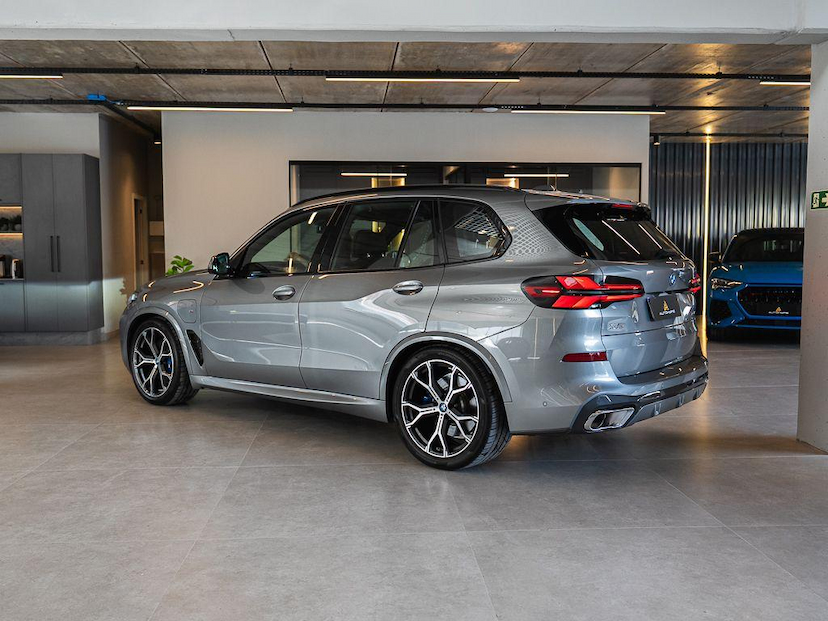 Foto do veículo BMW X5  XDRIVE50E MSP 2024 21.302 KM 599.000,00