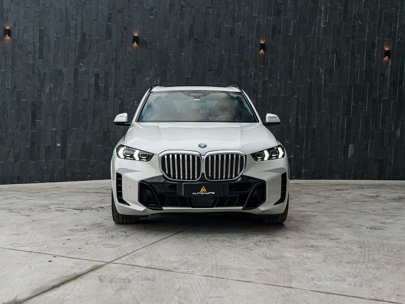 Foto do veículo BMW X5 50E M SPORT 2024 17.355 KM 628.500,00