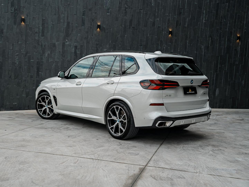 Foto do veículo BMW X5 50E M SPORT 2024 17.355 KM 628.500,00