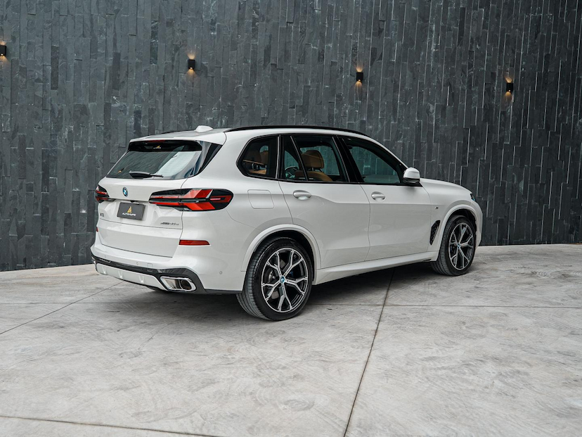 Foto do veículo BMW X5 50E M SPORT 2024 17.355 KM 628.500,00
