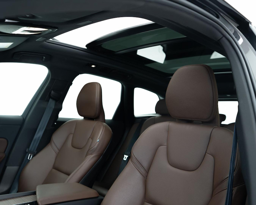 Foto do veículo VOLVO XC60  T8 PLUS 2024 20.458 KM 329.000,00