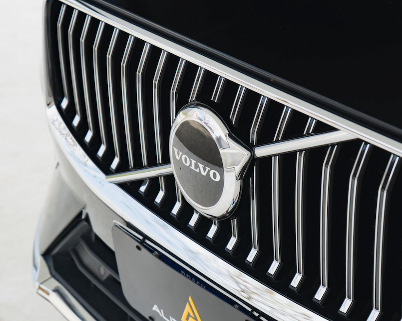 Foto do veículo VOLVO XC60  T8 PLUS 2024 20.458 KM 329.000,00