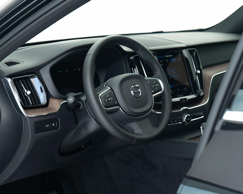 Foto do veículo VOLVO XC60  T8 PLUS 2024 20.458 KM 329.000,00