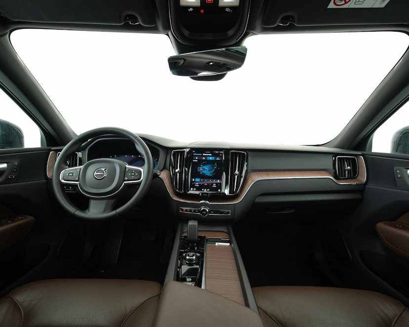 Foto do veículo VOLVO XC60  T8 PLUS 2024 20.458 KM 329.000,00