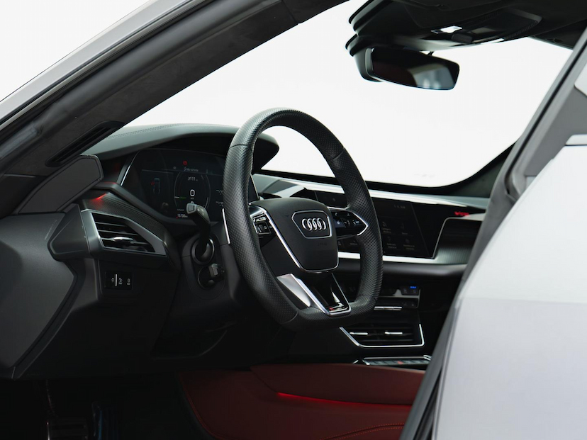 Foto do veículo AUDI E-TRON RS GT 2022 15.729 KM 499.000,00