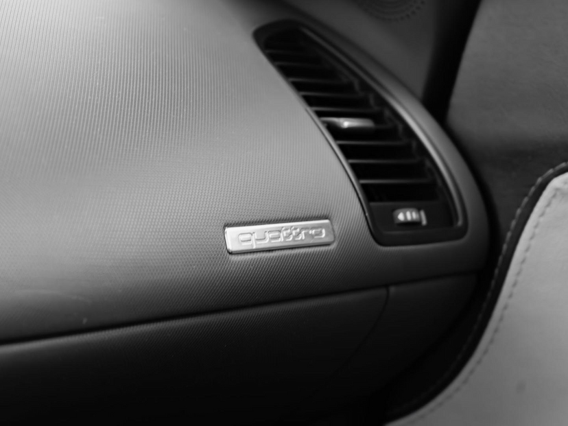 Foto do veículo AUDI R8  5.2 V10 FSI 2012 41.235 KM 629.000,00