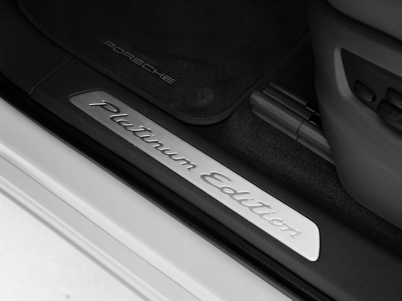 Foto do veículo PORSCHE CAYENNE CP PHE 2023 28.895 KM 619.000,00
