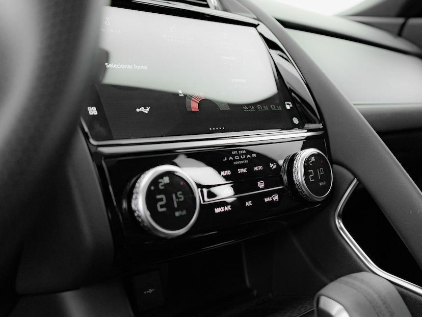 Foto do veículo JAGUAR E-PACE P250 R-DYNAMIC 2023 30.675 KM 239.000,00