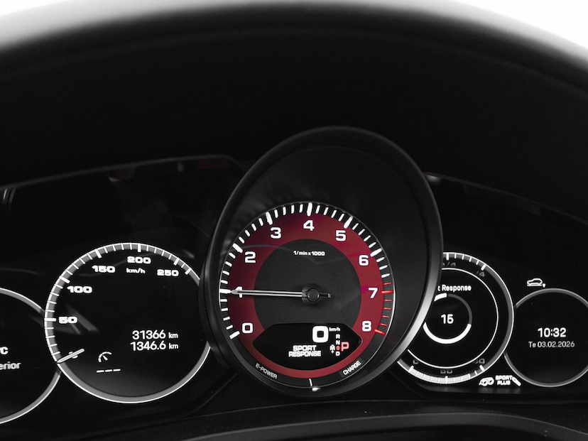 Foto do veículo PORSCHE CAYENNE PLATINUM E-HYBRID 2022 31.395 KM 539.000,00