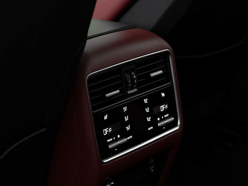 Foto do veículo PORSCHE CAYENNE PLATINUM E-HYBRID 2022 31.395 KM 539.000,00