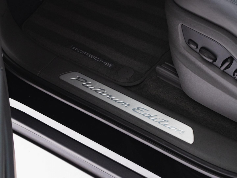 Foto do veículo PORSCHE CAYENNE PLATINUM EDITION E-HYBRID 2023 12.627 KM 638.900,00