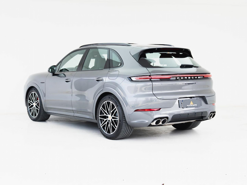 Foto do veículo PORSCHE CAYENNE  S PHEV 2024 15.682 KM 700.000,00