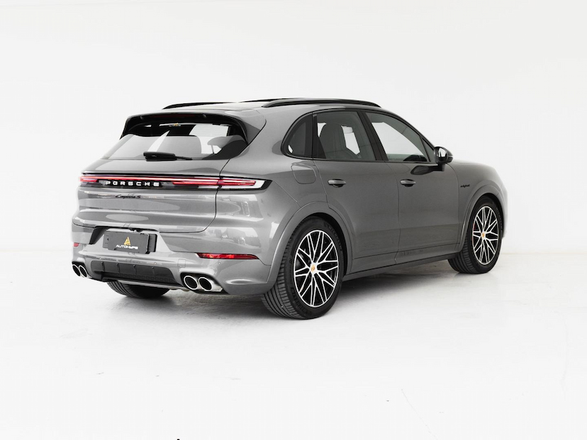 Foto do veículo PORSCHE CAYENNE  S PHEV 2024 15.682 KM 700.000,00