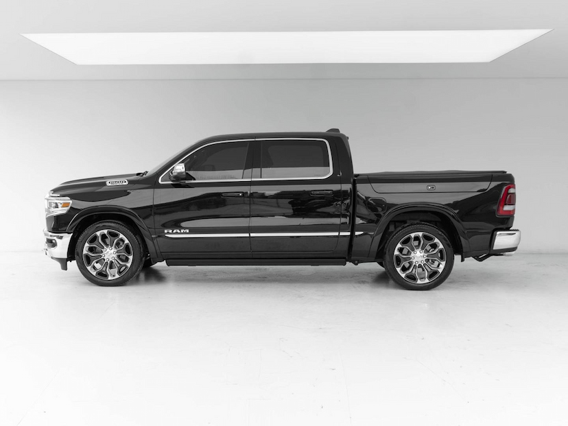 Foto do veículo RAM 1500  LIMITED HEMI 2023 28.630 KM 369.000,00