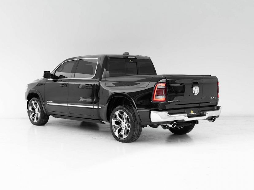 Foto do veículo RAM 1500  LIMITED HEMI 2023 28.630 KM 369.000,00