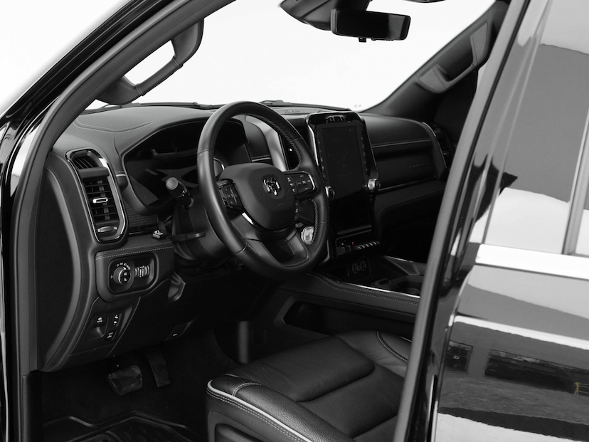 Foto do veículo RAM 1500  LIMITED HEMI 2023 28.630 KM 369.000,00