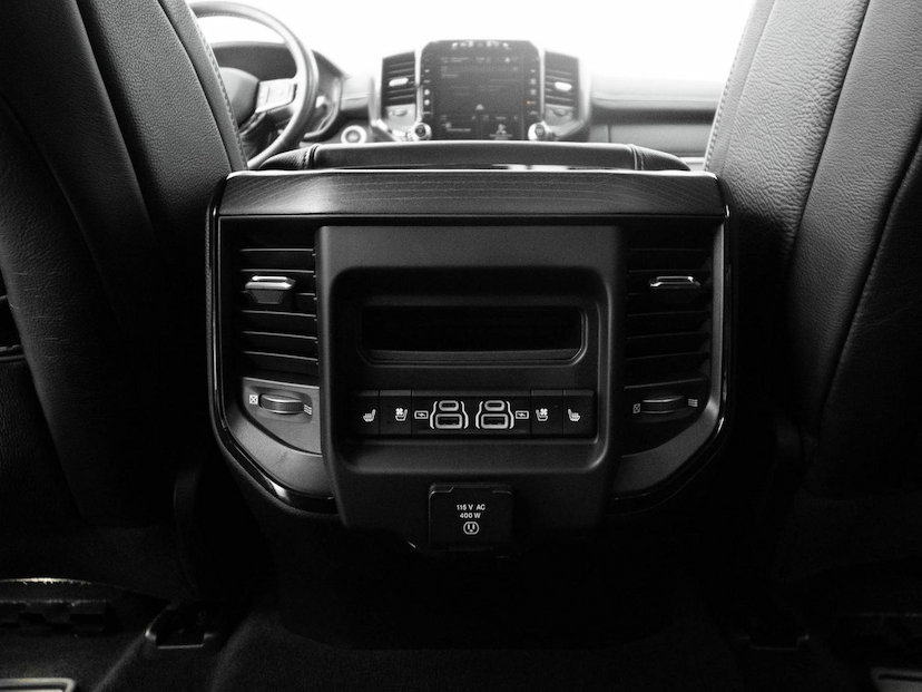 Foto do veículo RAM 1500  LIMITED HEMI 2023 28.630 KM 369.000,00