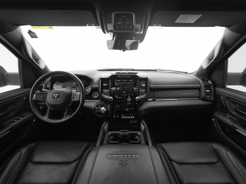 Foto do veículo RAM 1500  LIMITED HEMI 2023 28.630 KM 369.000,00