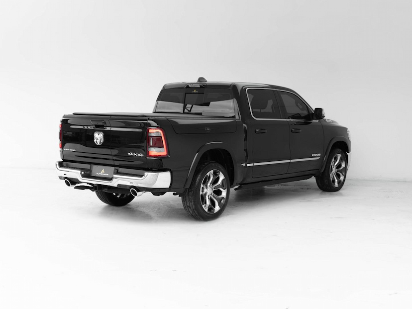 Foto do veículo RAM 1500  LIMITED HEMI 2023 28.630 KM 369.000,00