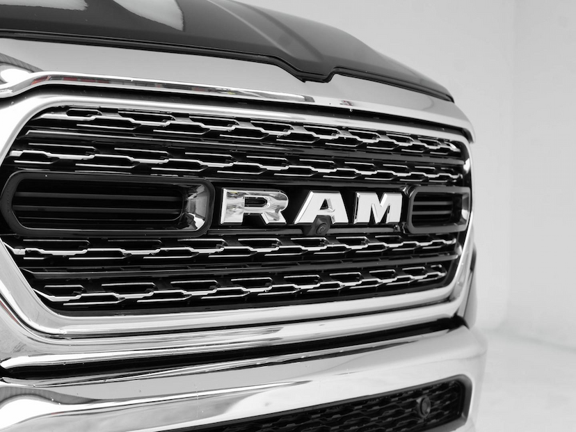 Foto do veículo RAM 1500  LIMITED HEMI 2023 28.630 KM 369.000,00