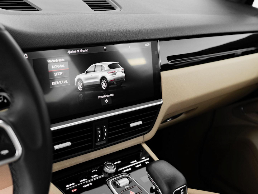 Foto do veículo PORSCHE CAYENNE  V6 2019 51.123 KM 308.900,00