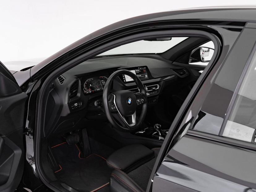 Foto do veículo BMW 118I  SPORT 1.5 TB 12V 2023 28.976 KM 179.000,00