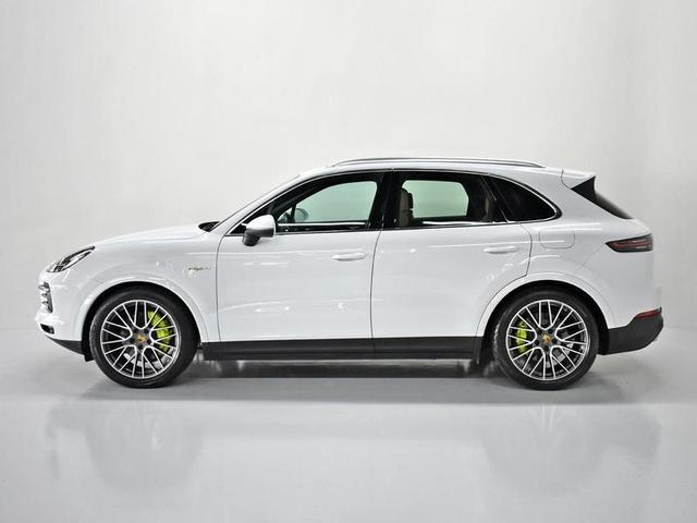Foto do veículo PORSCHE CAYENNE  3.0 V6 462CV (HIBRIDO) 2021 25.202 KM 565.000,00
