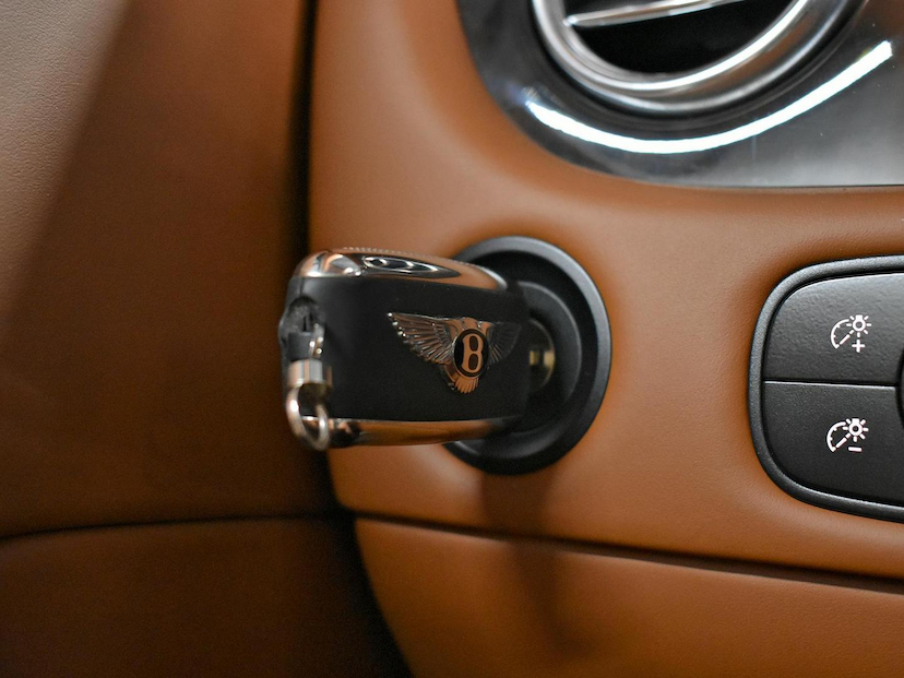 Foto do veículo BENTLEY CONTINENTAL  GT 6.0 W-12 BI-TB 2P 2013 5.121 KM 1.180.000,00