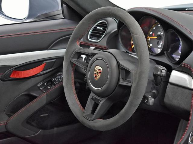 Foto do veículo PORSCHE 718  CAYMAN GT4 4.0 420CV 2023 1.195 KM 1.070.000,00