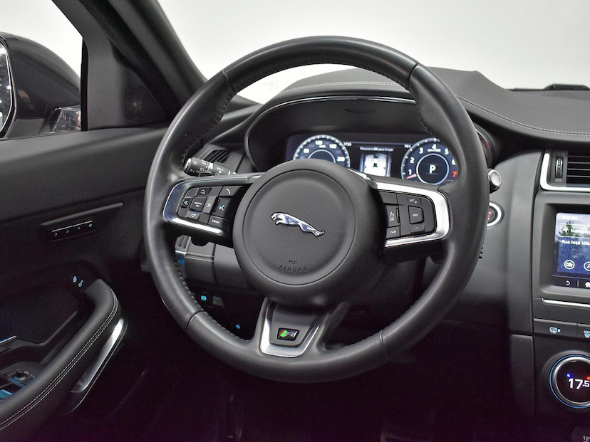 Foto do veículo JAGUAR E-PACE  R-DYNAMIC SE 2.0 AWD 300CV AUT. 2019 37.115 KM 229.000,00