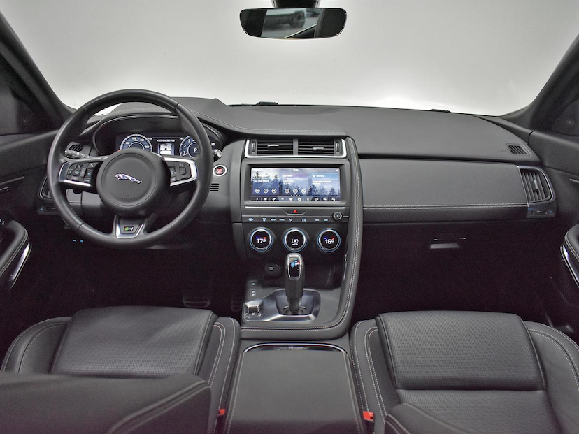 Foto do veículo JAGUAR E-PACE  R-DYNAMIC SE 2.0 AWD 300CV AUT. 2019 37.115 KM 229.000,00
