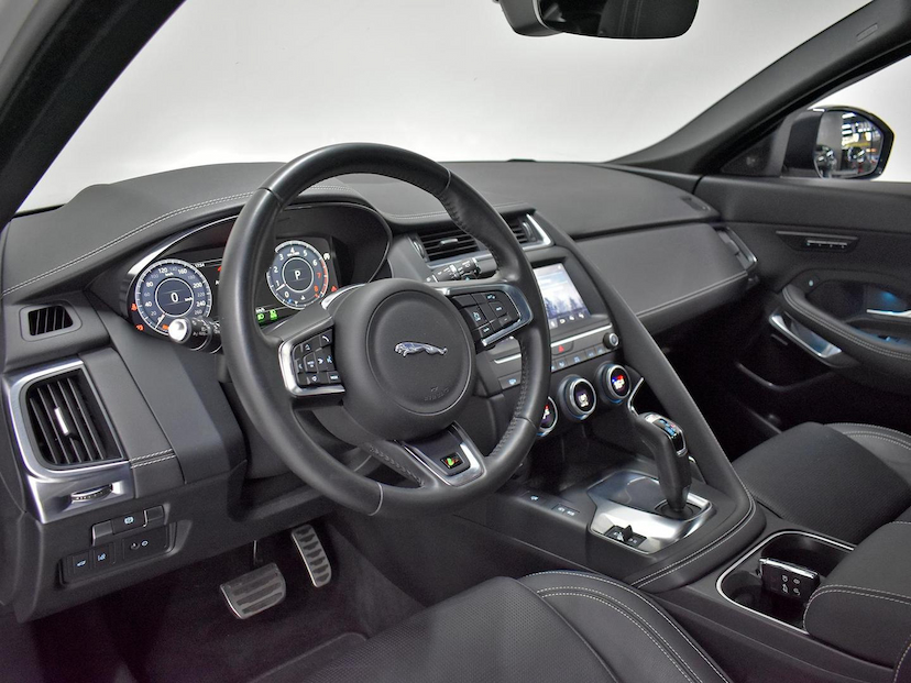 Foto do veículo JAGUAR E-PACE  R-DYNAMIC SE 2.0 AWD 300CV AUT. 2019 37.115 KM 229.000,00