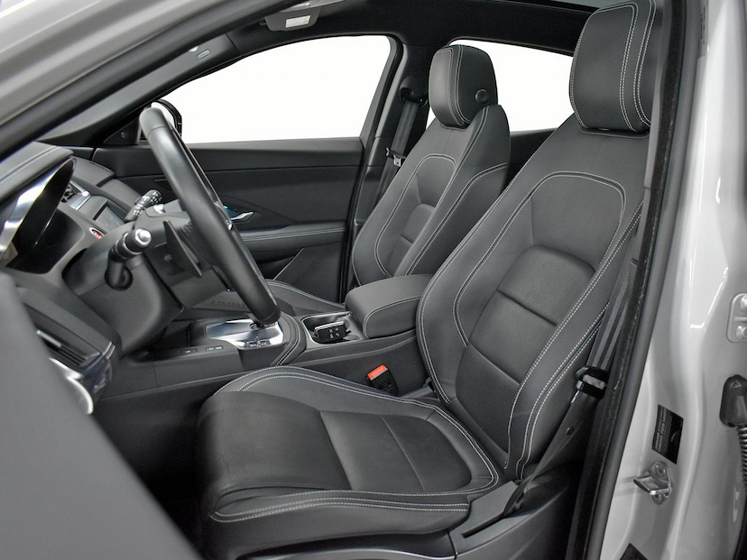 Foto do veículo JAGUAR E-PACE  R-DYNAMIC SE 2.0 AWD 300CV AUT. 2019 37.115 KM 229.000,00